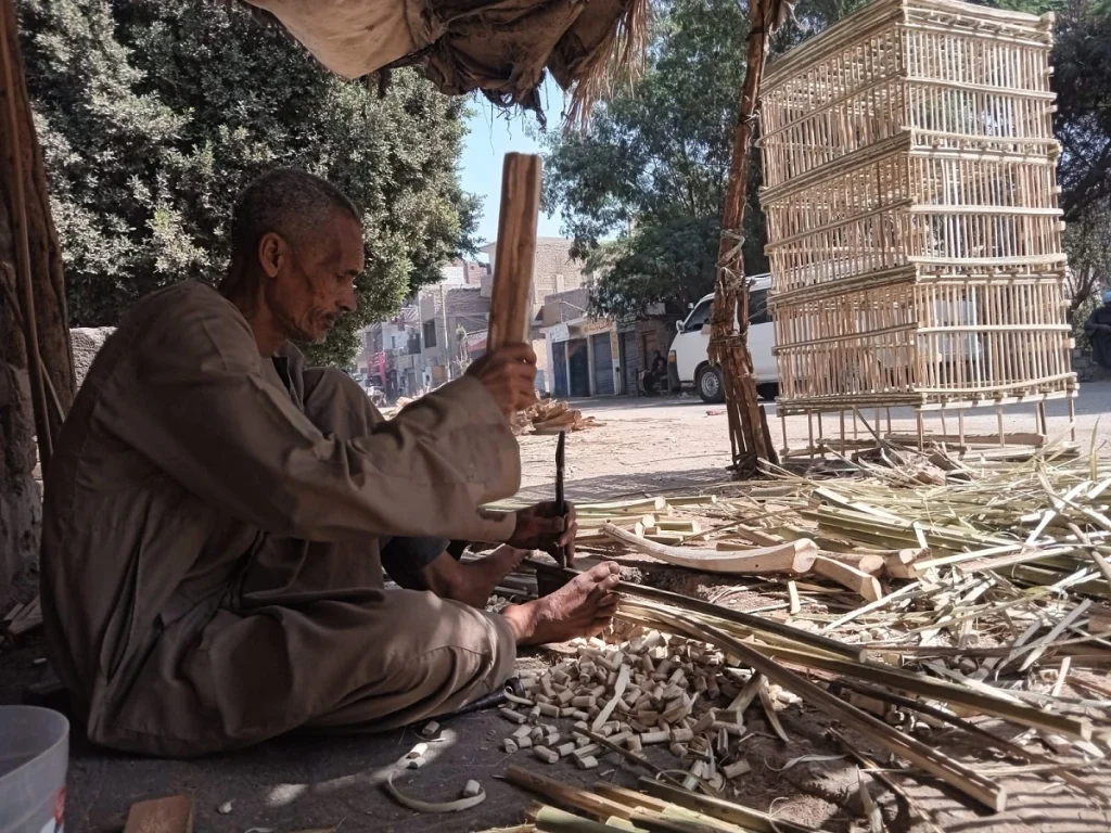 «فوانيس جريد النخيل».. تراث رمضاني لا يختفي في الأقصر oo