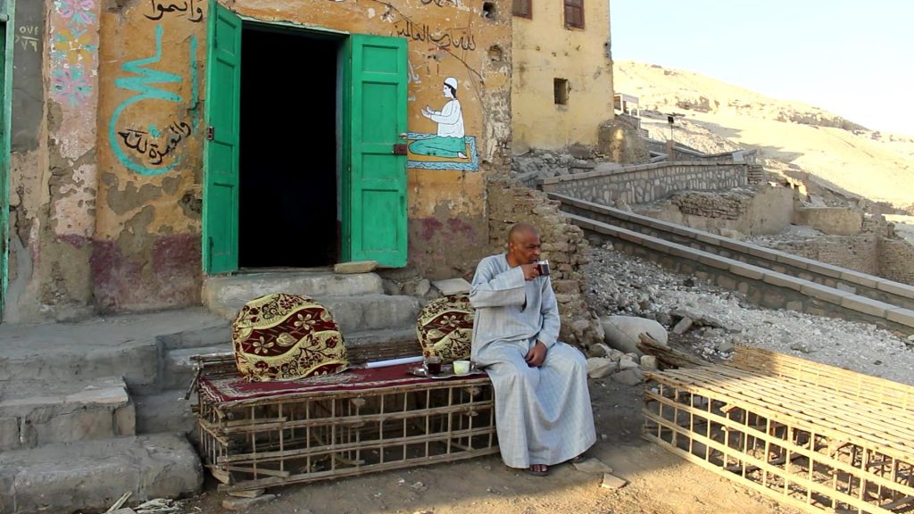 حارس الذاكرة المنسية.. حكاية «رجب شيمي» آخر سكان قرنة مرعي القديمة رجب شيمي.. آخر سكان القرنة القديمة في الأقصر.. تصوير: أبوالحسن عبدالستار