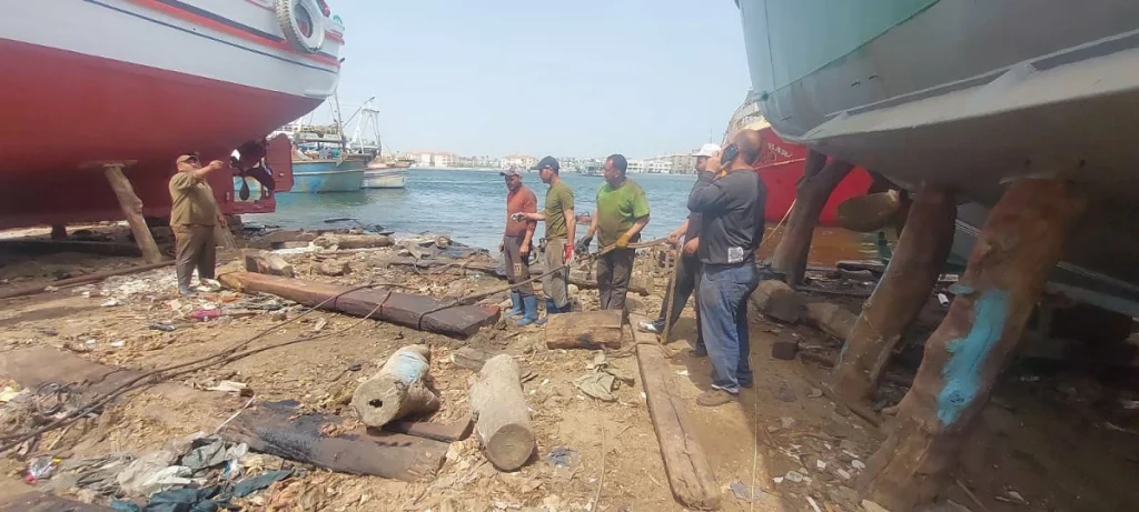 عمال مهنة "الأَزَءْ" في عزبة البرج بدمياط.. تصوير: حلمي ياسين