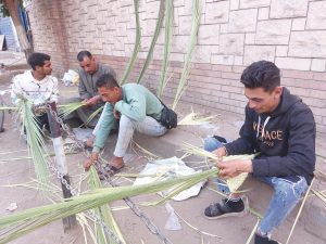 اقبال أقباط المنيا على شراء الزعف - تصوير أسماء منتصر