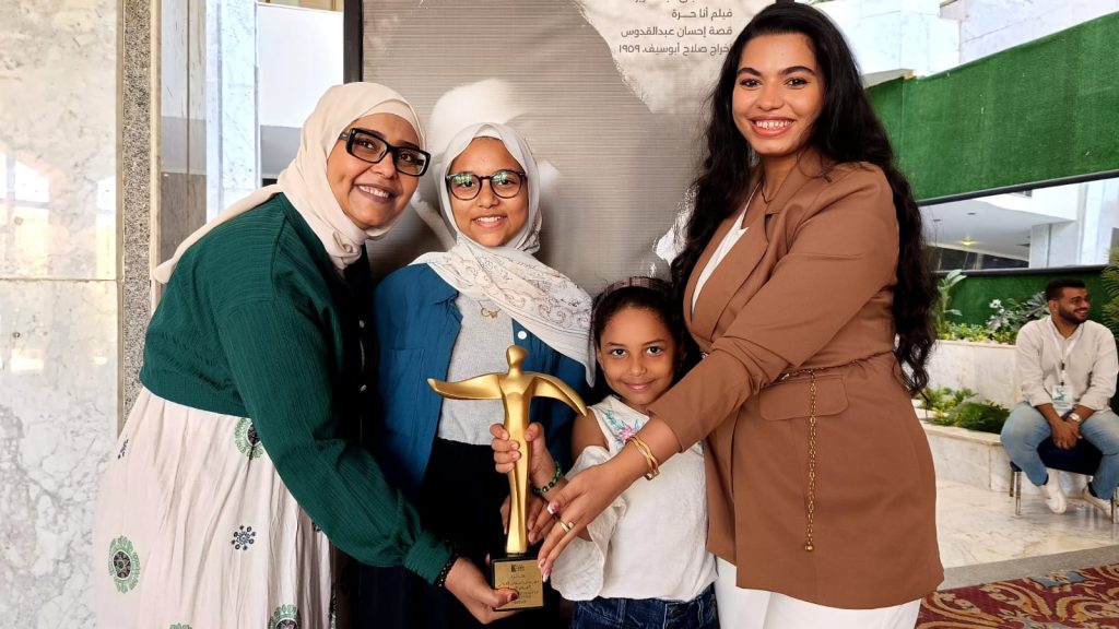«لين» و«الخير والبركة» أفلام أسوانية تحصد جوائز الورش في مهرجان أسوان لأفلام المرأة فريق عمل فيلم "لين".. تصوير: وفاء أمين