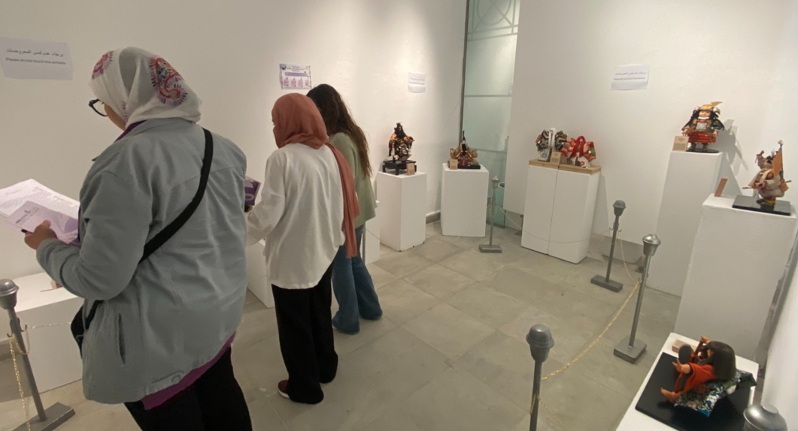 زوار معرض دمى اليابان.. تصوير: ميرنا جوهر